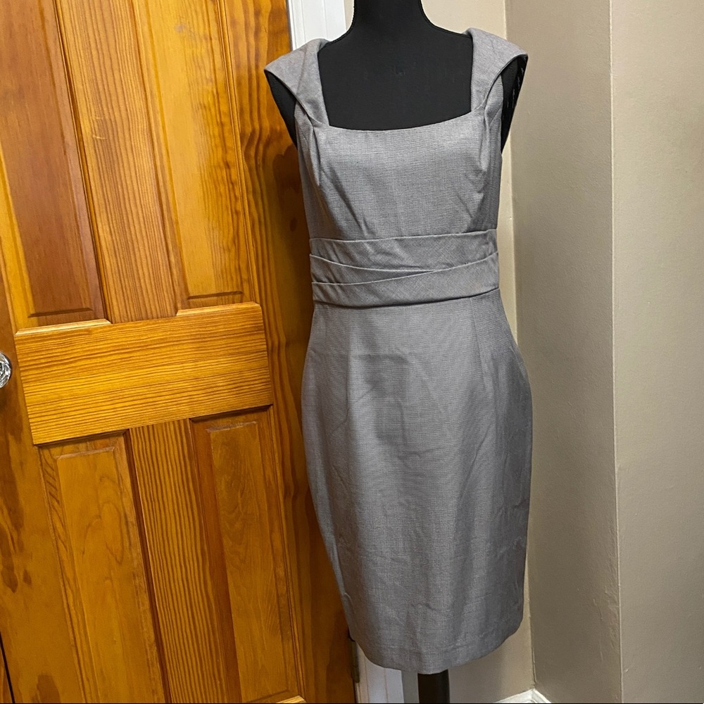 Kay Unger sleeveless sheath dress
